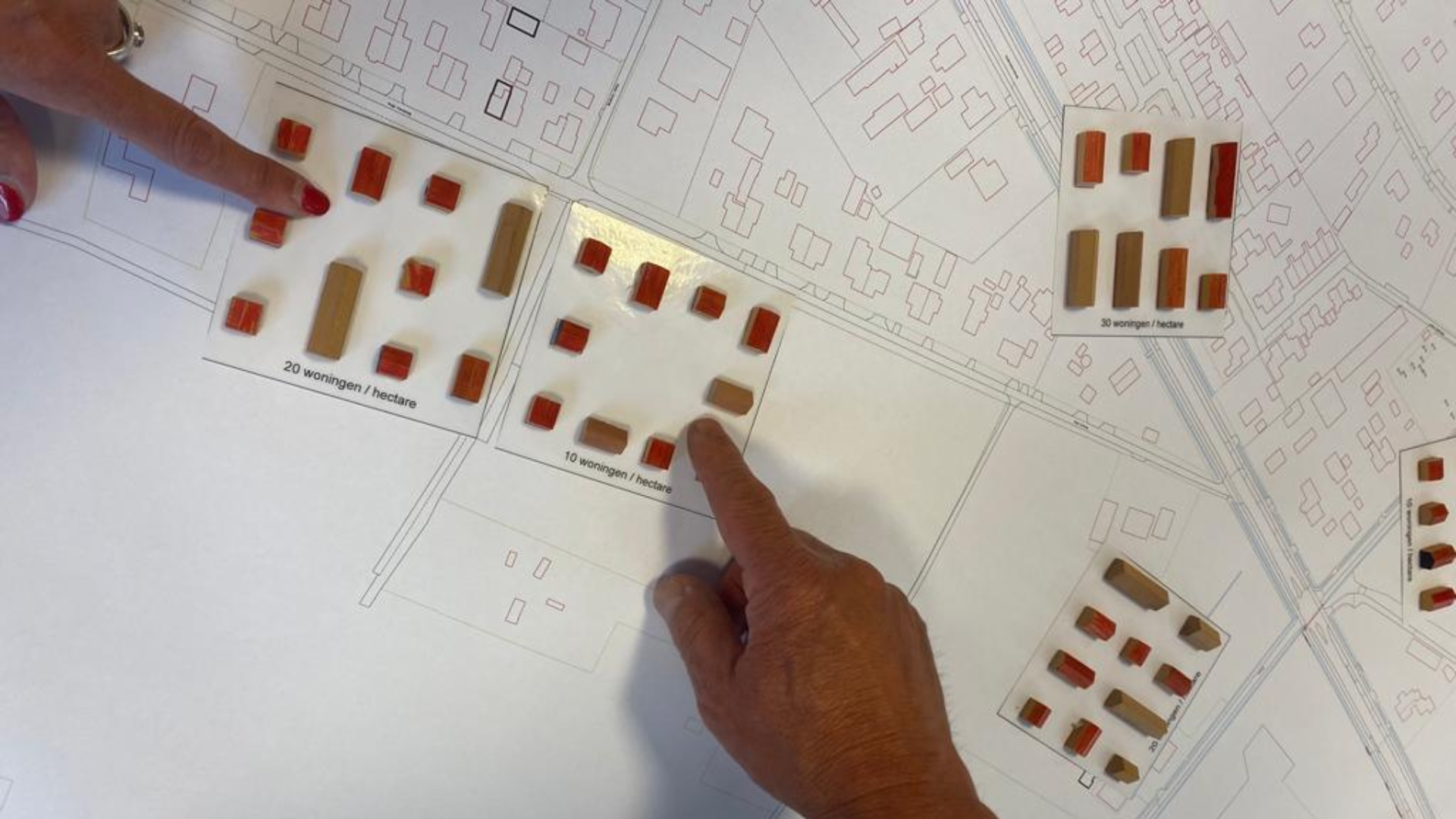 vingers wijzen op tekening