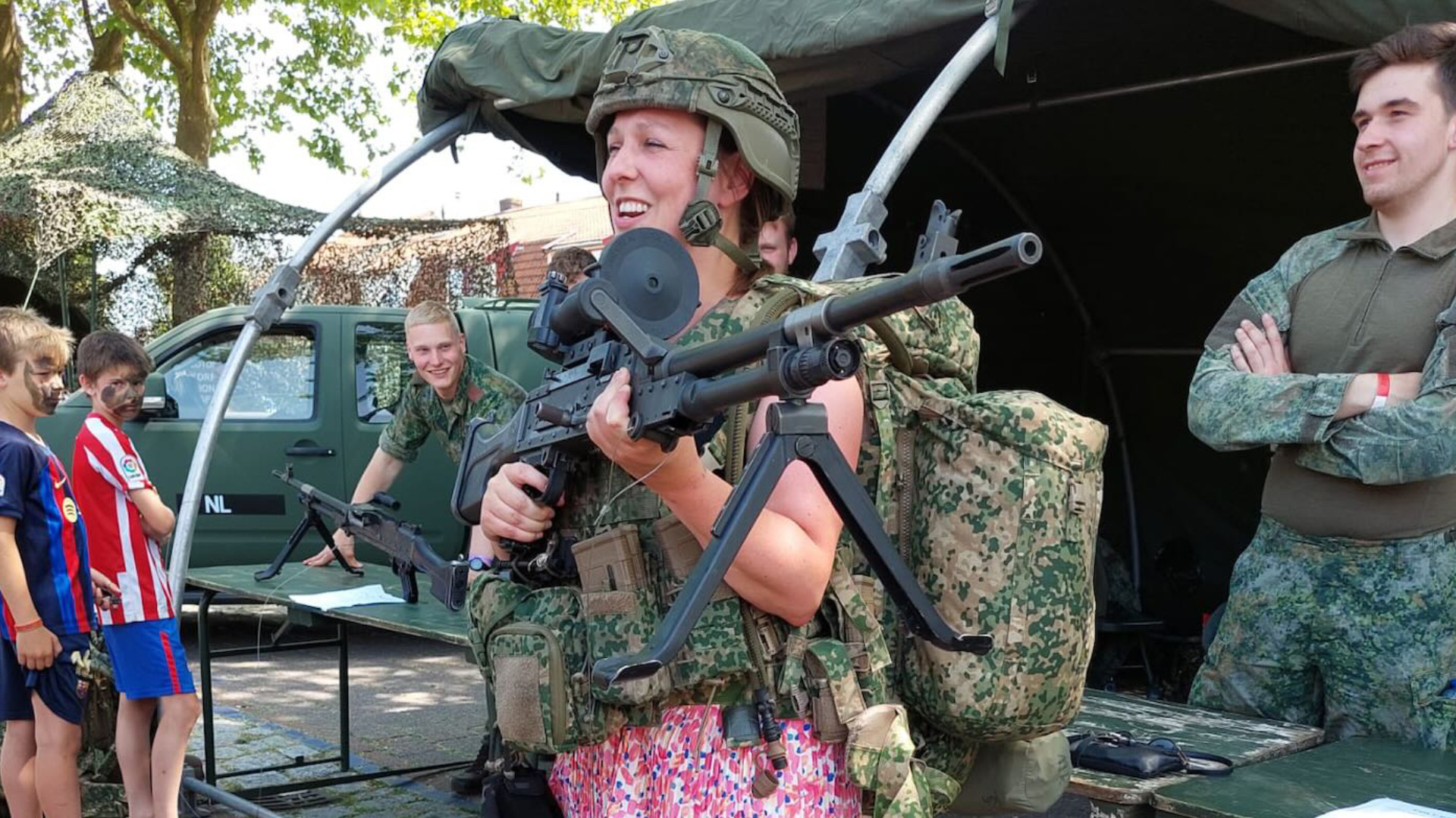 Christel past uitrusting aan tijdens veteranendag